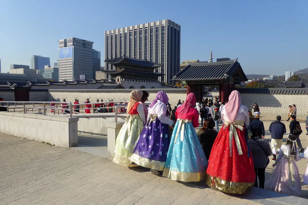 韓服を着て王宮を歩く旅行者